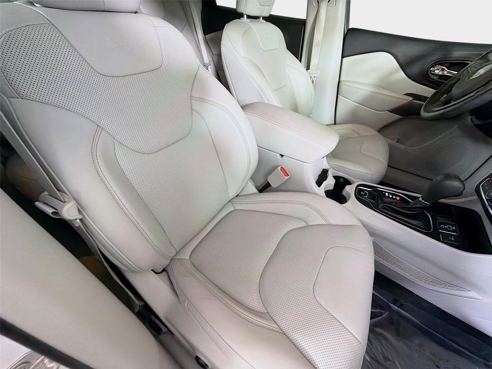 Used 2021 Bright White Clearcoat Jeep Latitude Lux image 25