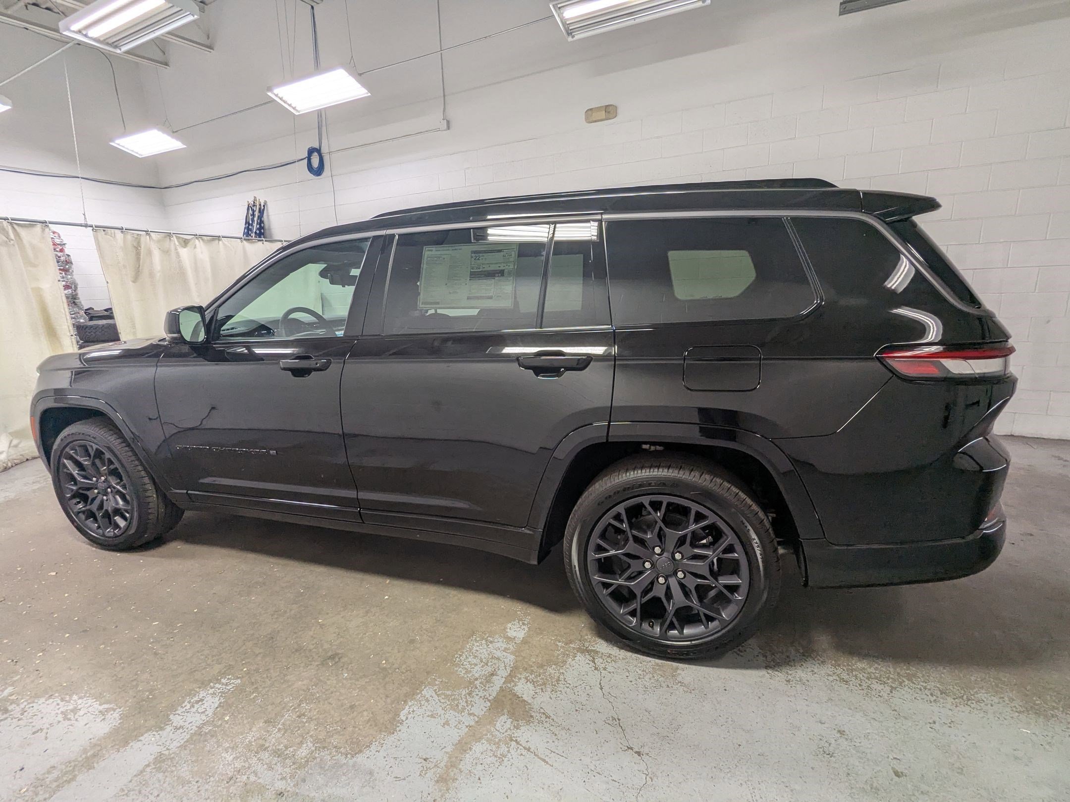 New 2026 Diamond Black Crystal Pearl-Coat Exterior Paint Jeep Summit image 8