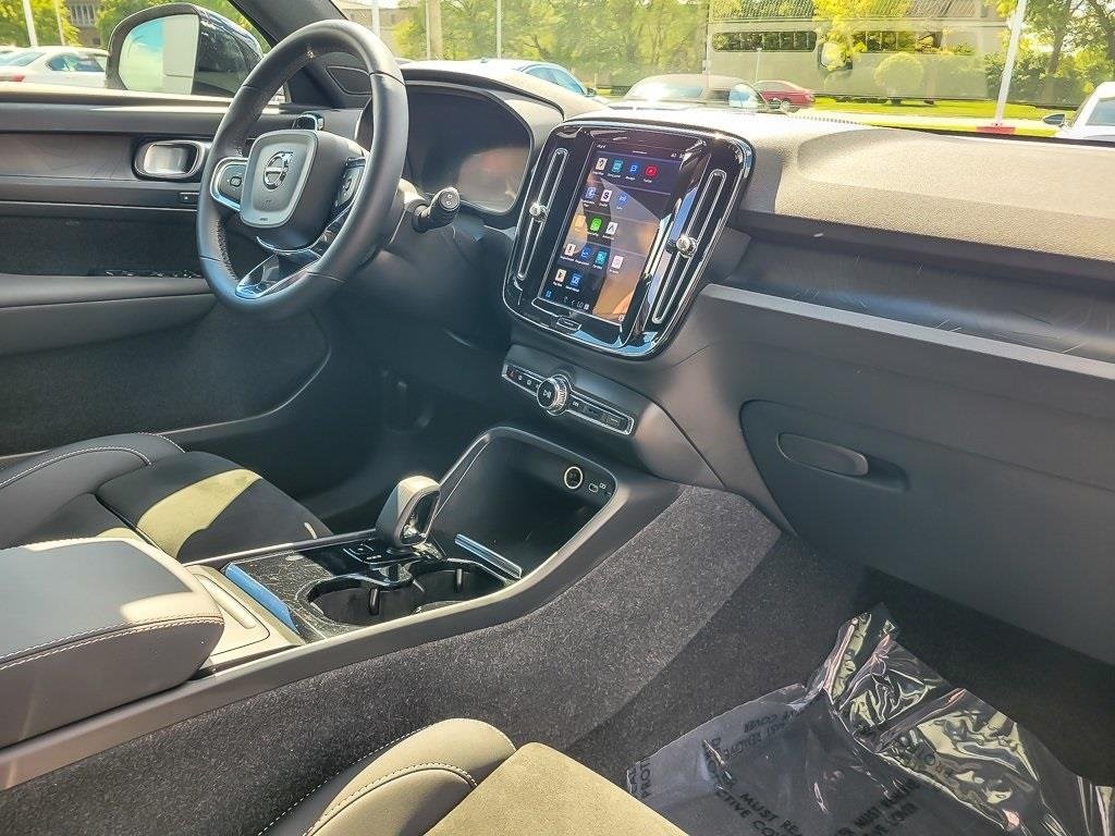 2023 VOLVO XC40 - Image 22