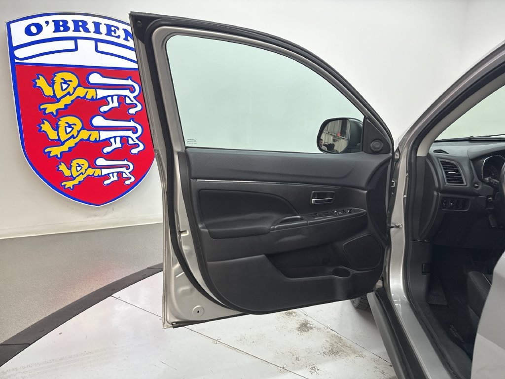 Used 2015 Silver Mitsubishi SE image 13