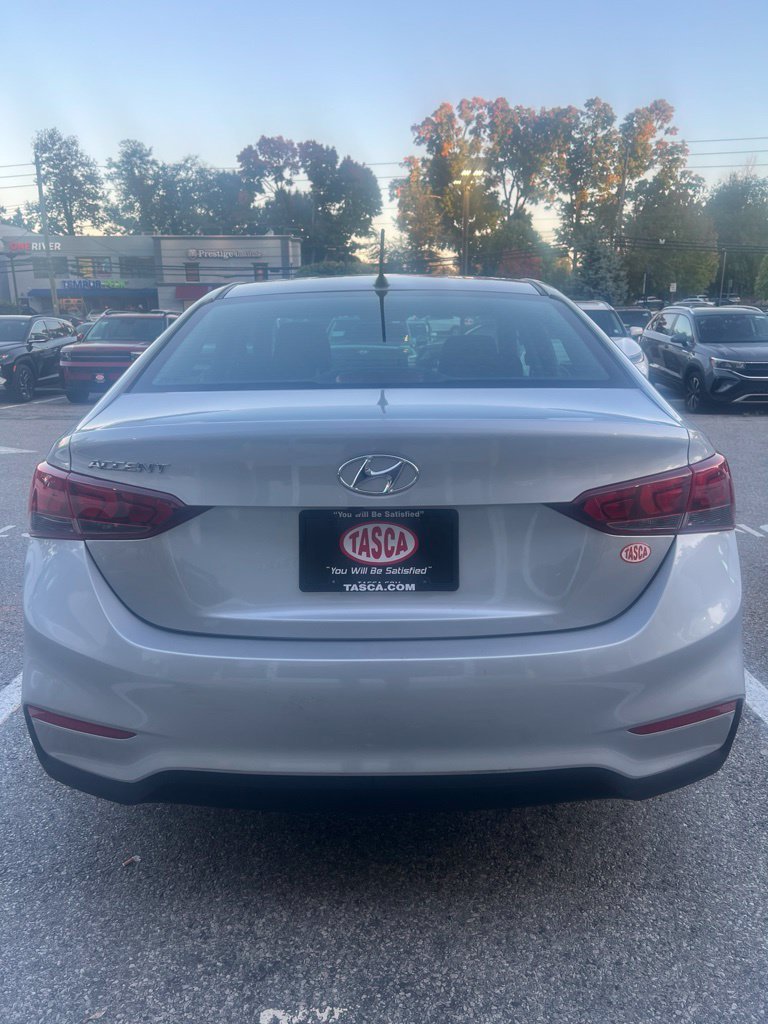 Used 2021 Silver Hyundai SE image 4