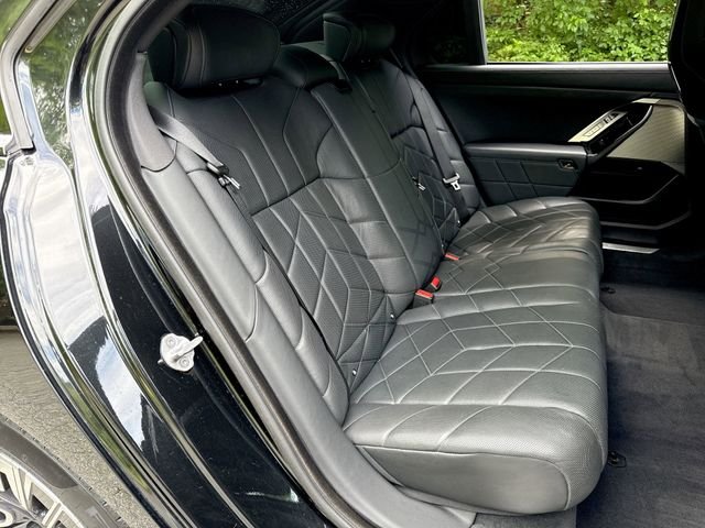 Used 2023 Black BMW xDrive60 image 23