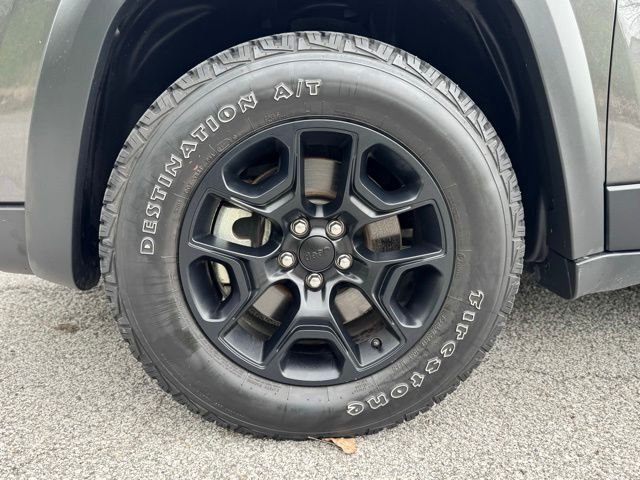 Used 2022 Crystal Metallic Jeep X image 2