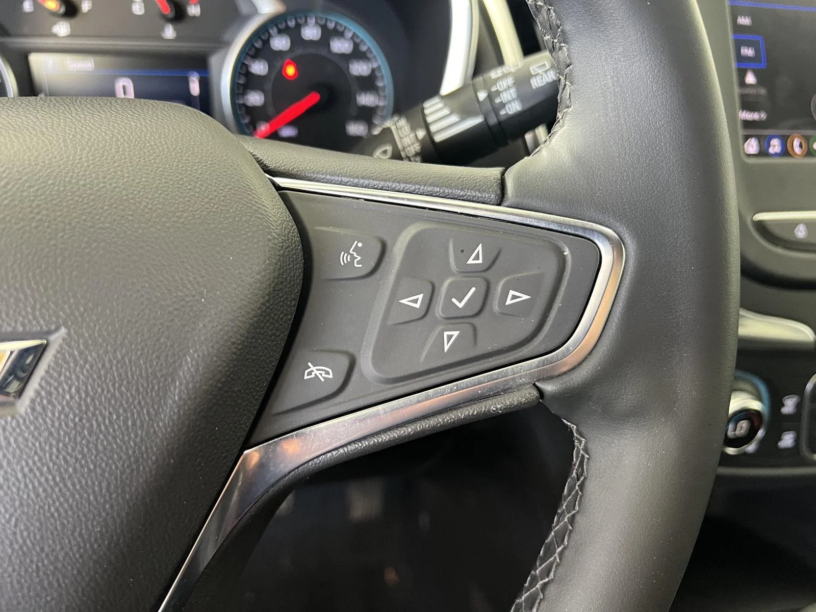 Used 2024 Lakeshore Blue Metallic Chevrolet LT image 10