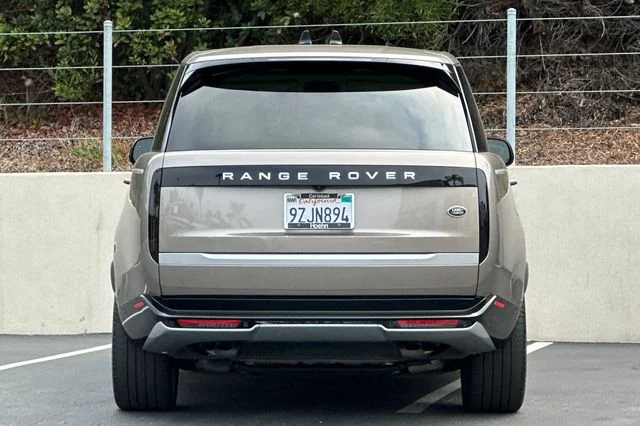 Used 2023 Lantau Bronze Metallic Land Rover Autobiography image 4