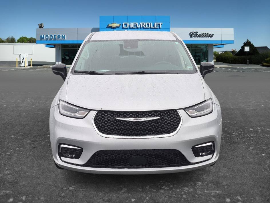 Used 2024 Silver Mist Clearcoat Chrysler Touring L image 8