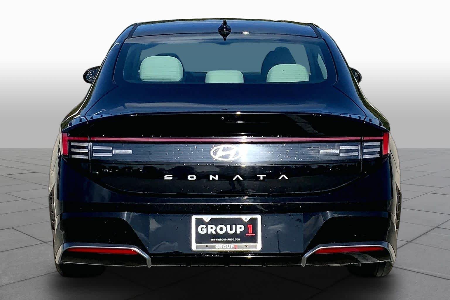 Used 2025 Abyss Black Hyundai SEL image 5