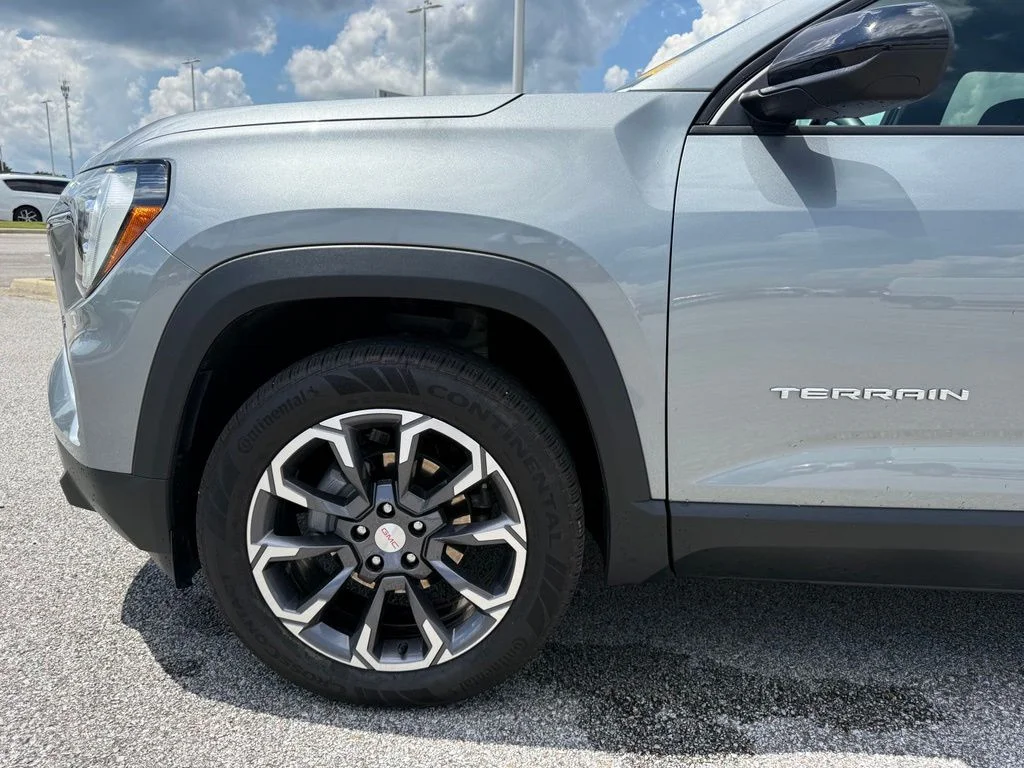 Used 2025 Silver GMC Elevation image 23