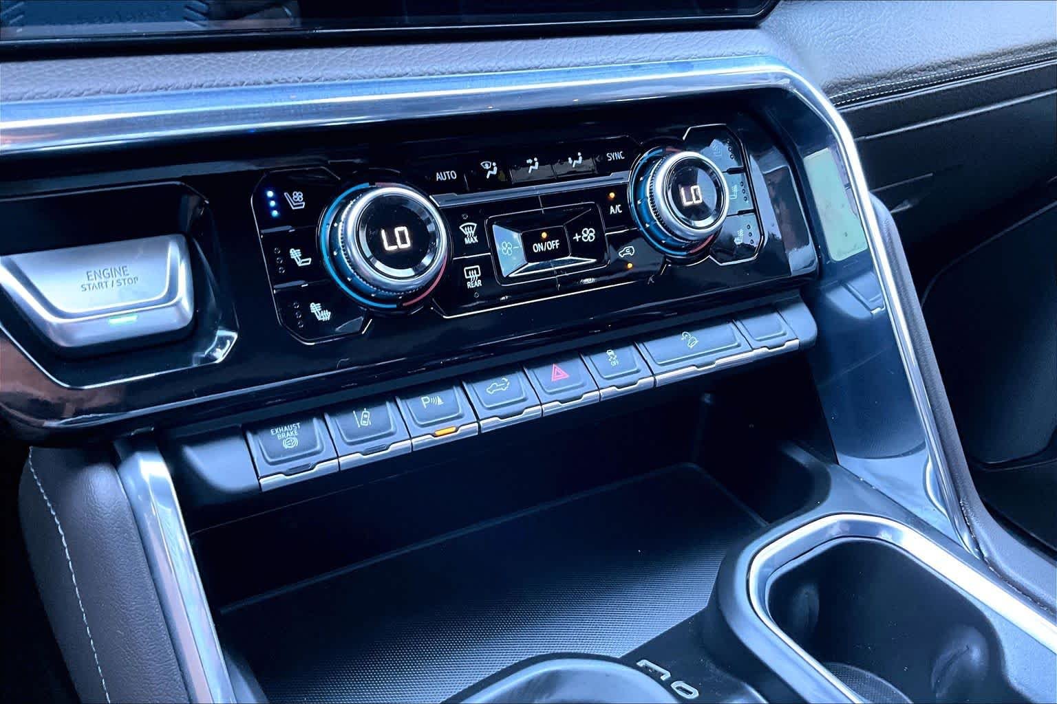 Used 2024 White Frost Tricoat GMC Denali image 32