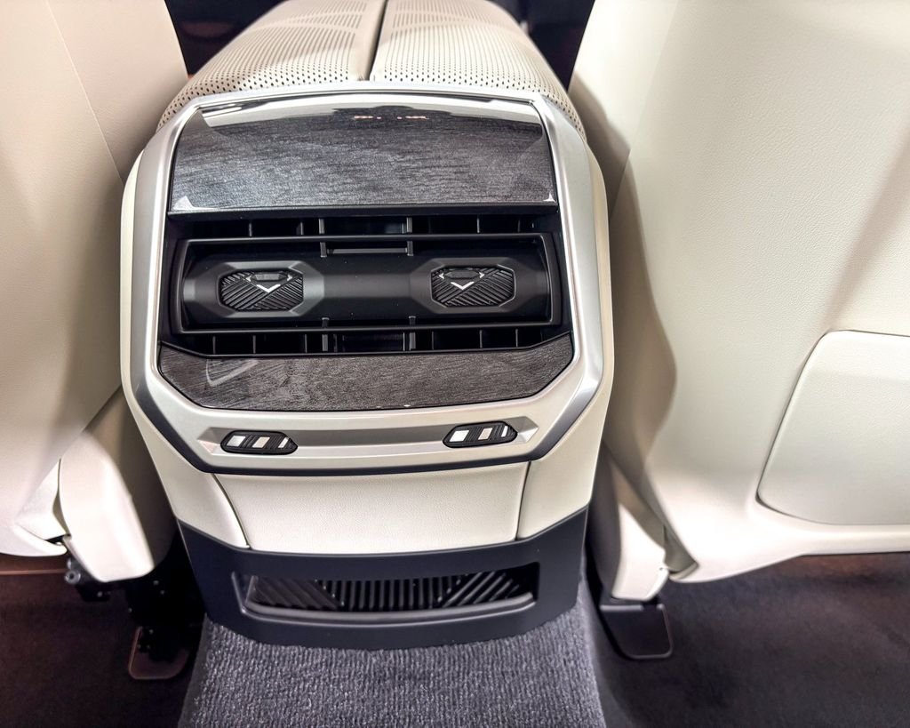 2025 BMW 7 Series 750e - Photo 24