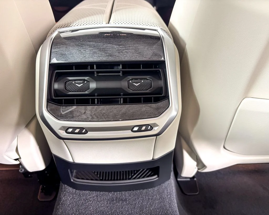 2025 BMW 7 Series 750e - Photo 24