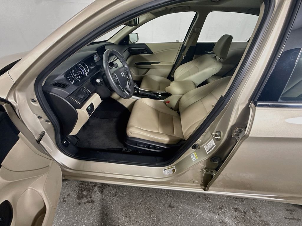 Used 2014 Champagne Frost Pearl Honda EX-L image 20