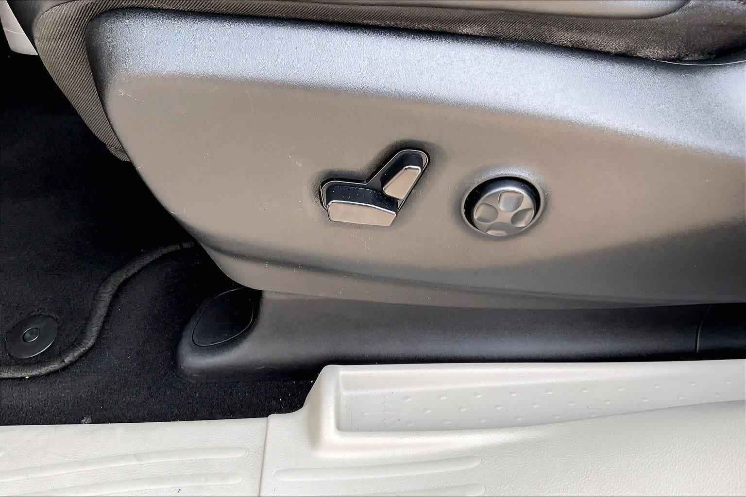 Used 2023 Bright White Clearcoat Chrysler Touring L image 52