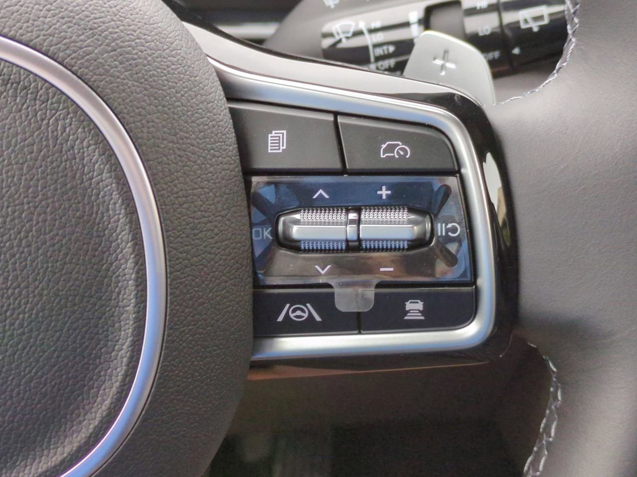 New 2026 Ceramic Silver Kia EX image 32