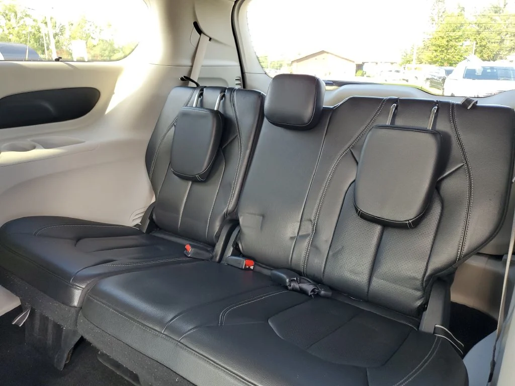 Used 2022 Black Chrysler Touring L image 33