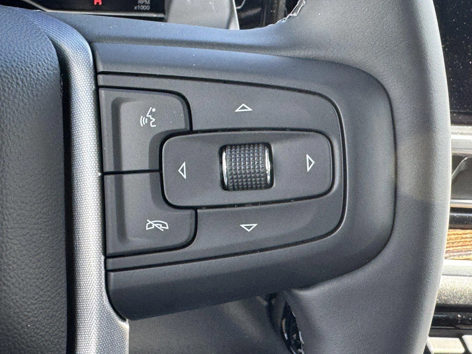 New 2025 Summit White GMC Elevation image 18