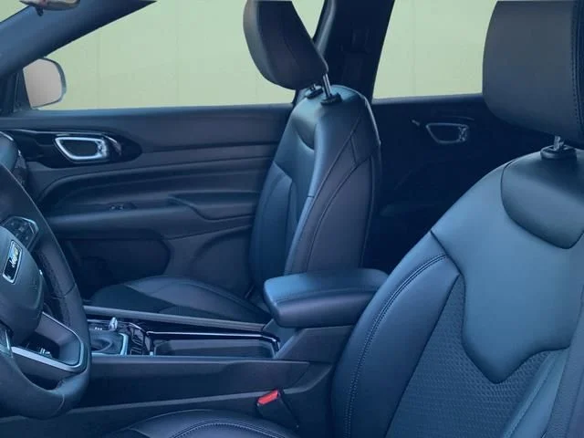 New 2026 White Jeep Latitude image 20