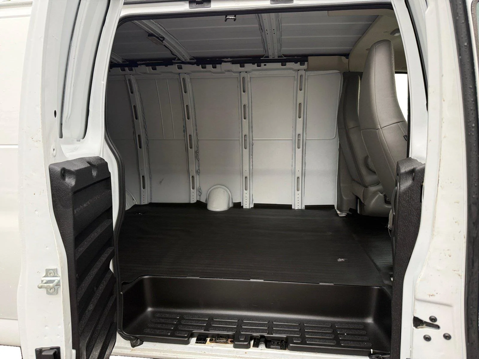 Used 2025 Summit White Chevrolet Extended Cargo Van image 21