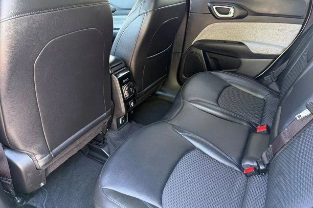 Used 2025 White Jeep Latitude image 12