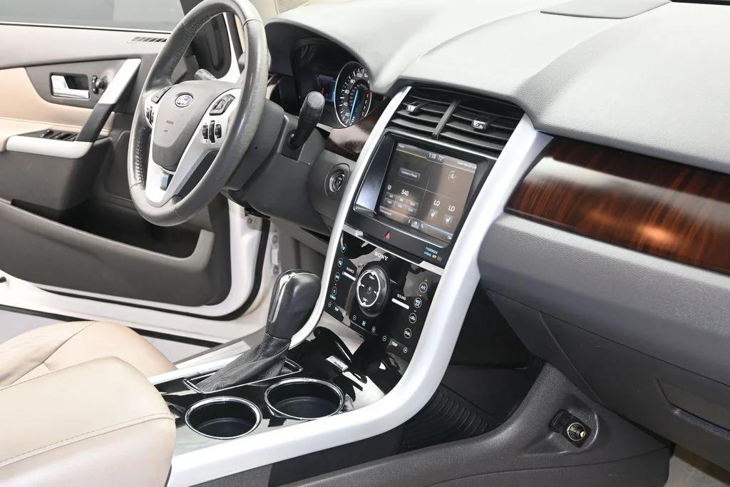 Used 2011 White Platinum Clearcoat Metallic Ford Limited image 25