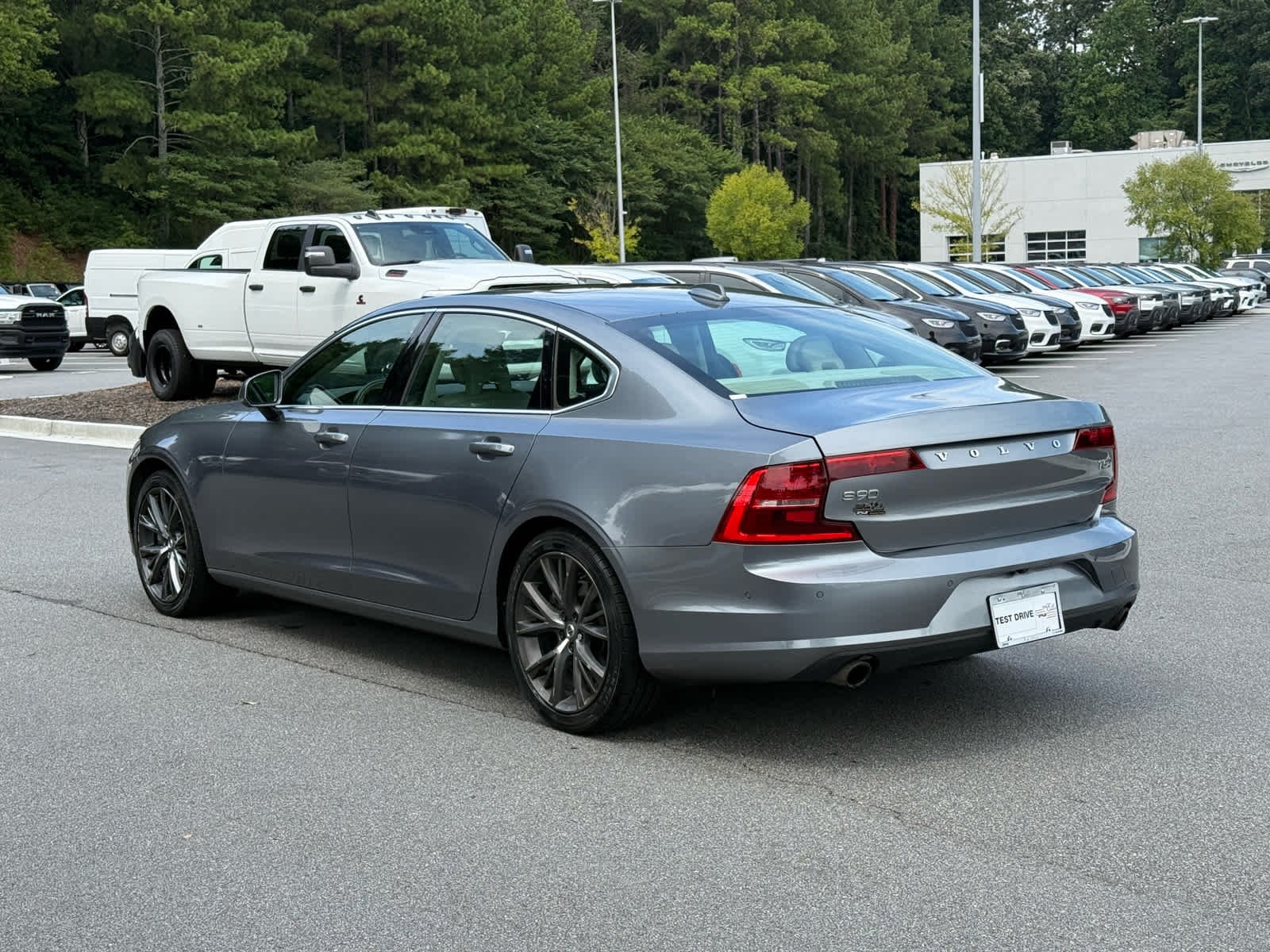 Used 2018 OSMIUM GRAY METALLIC Volvo Momentum image 3