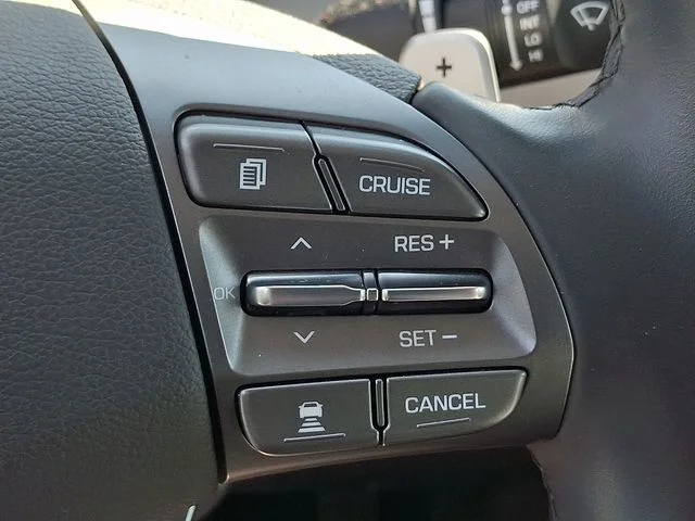 Used 2020 White Hyundai SE image 20