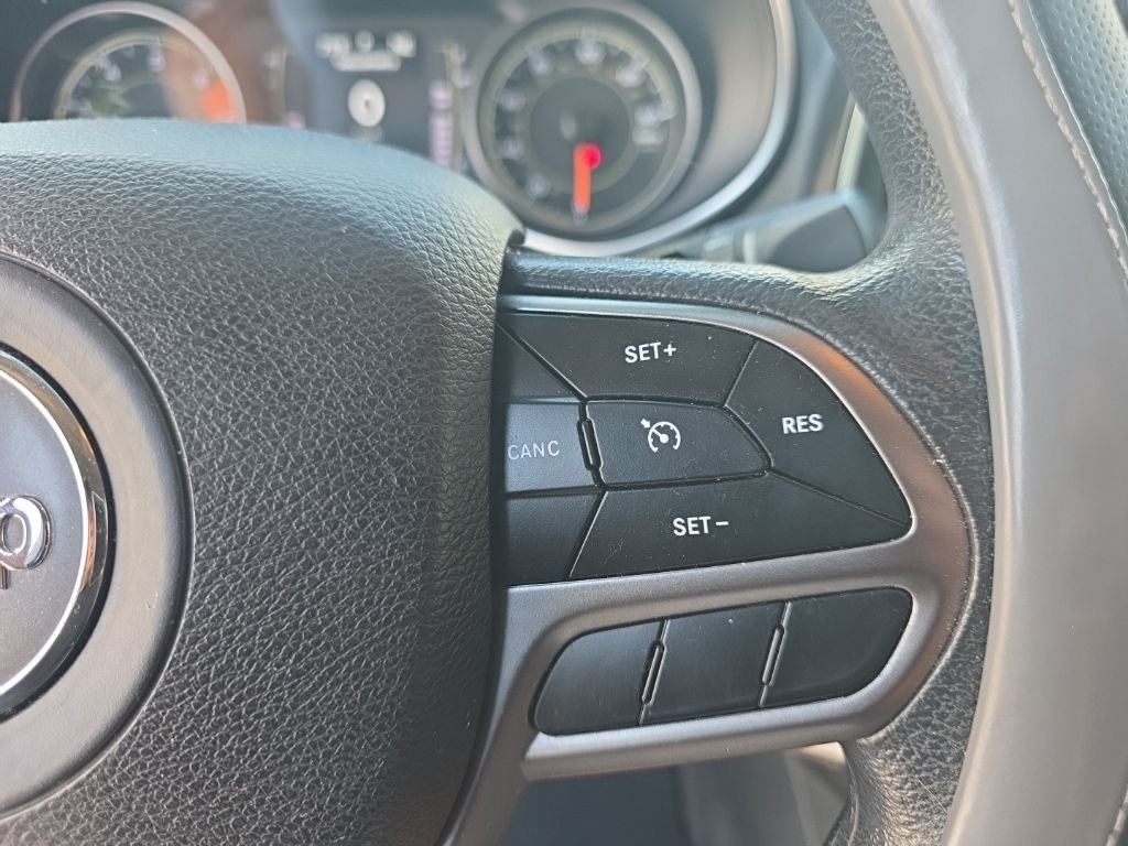 Used 2019 Silver Jeep Latitude image 18