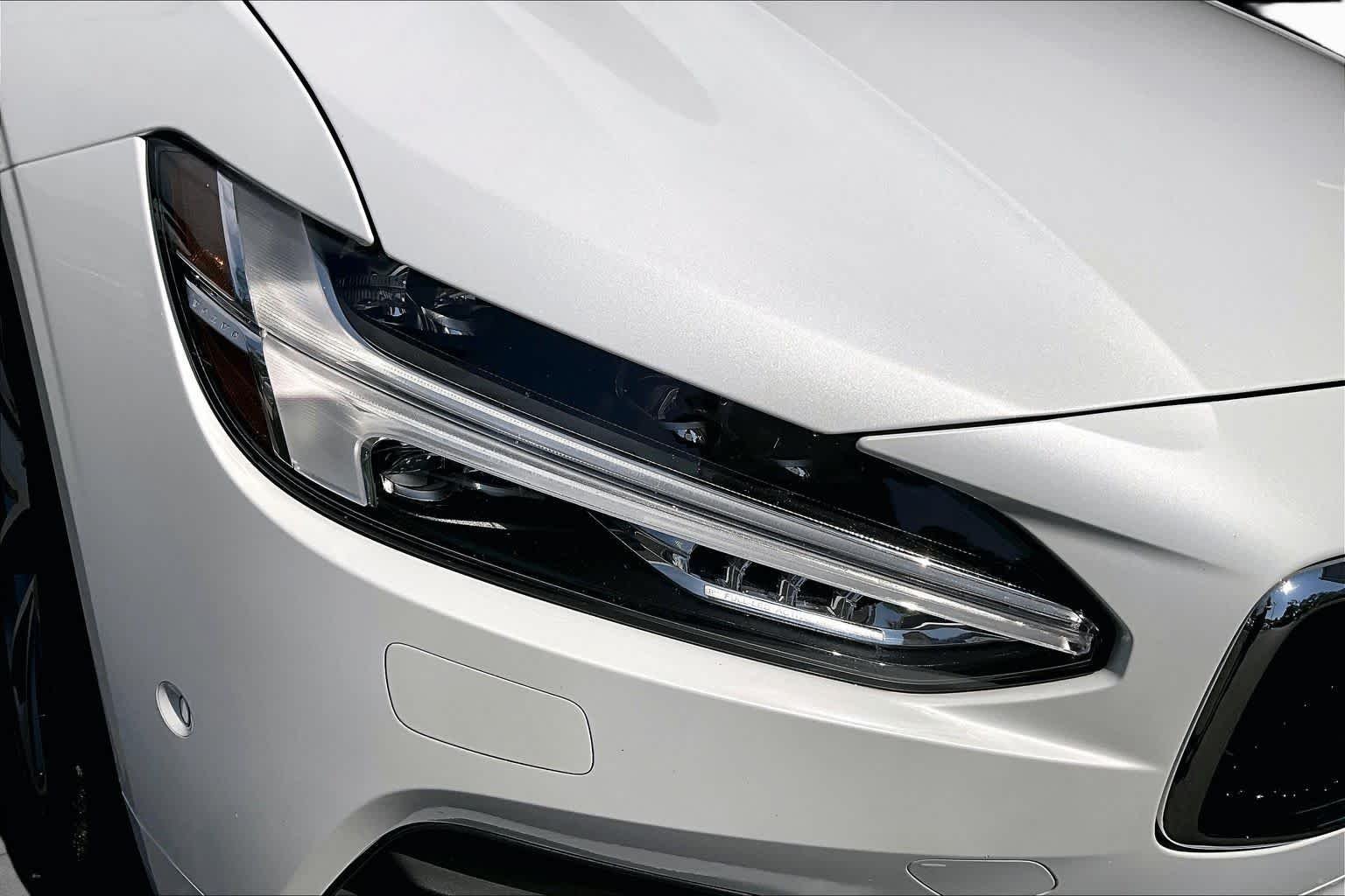 Used 2018 Crystal White Pearl Metallic Volvo Momentum image 27