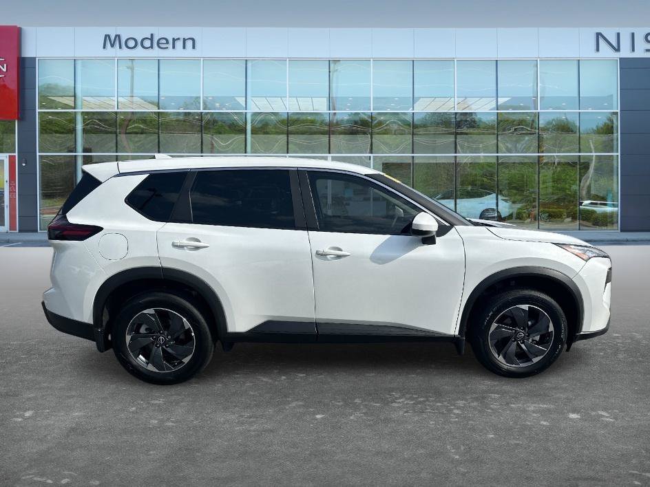 Used 2025 Everest White Pearl Nissan SV image 4