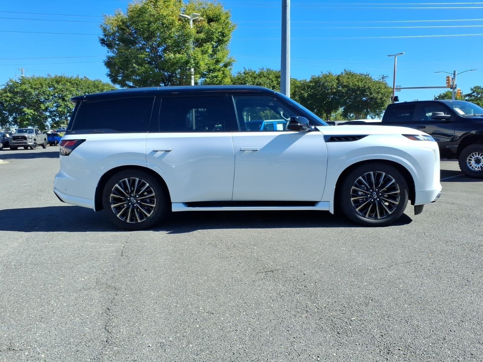 Used 2026 Radiant White/Black Obsidian INFINITI AUTOGRAPH image 9