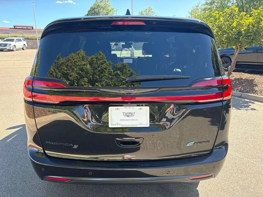 Used 2023 Black Chrysler Touring L image 4