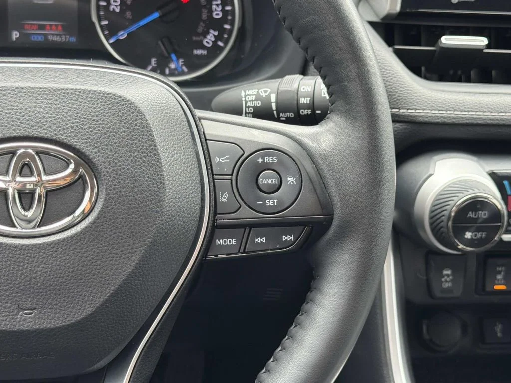 Used 2022 Midnight Black Metallic Toyota XLE Premium image 9