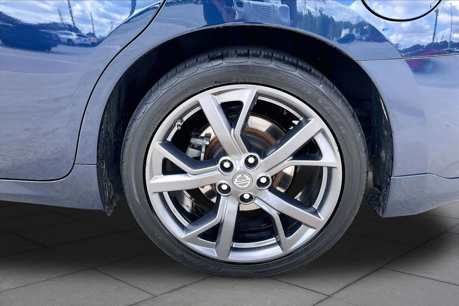 Used 2014 Navy Blue Metallic Nissan 3.5 SV w/Sport Pkg image 11
