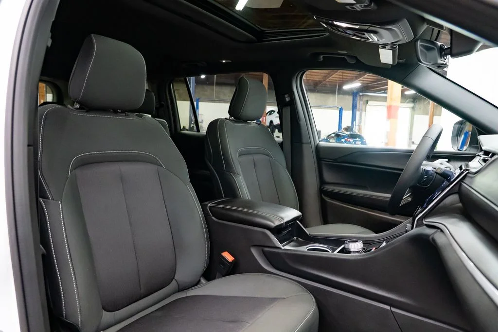 Used 2025 White Jeep Laredo image 31
