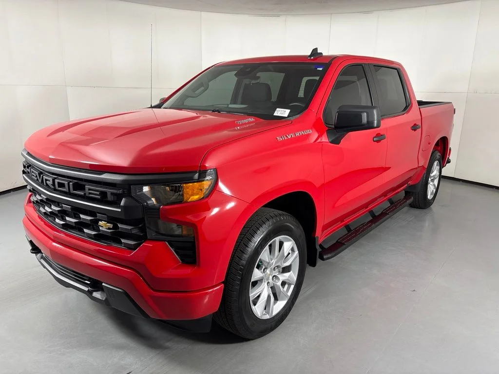Used 2025 Red Chevrolet Custom image 4