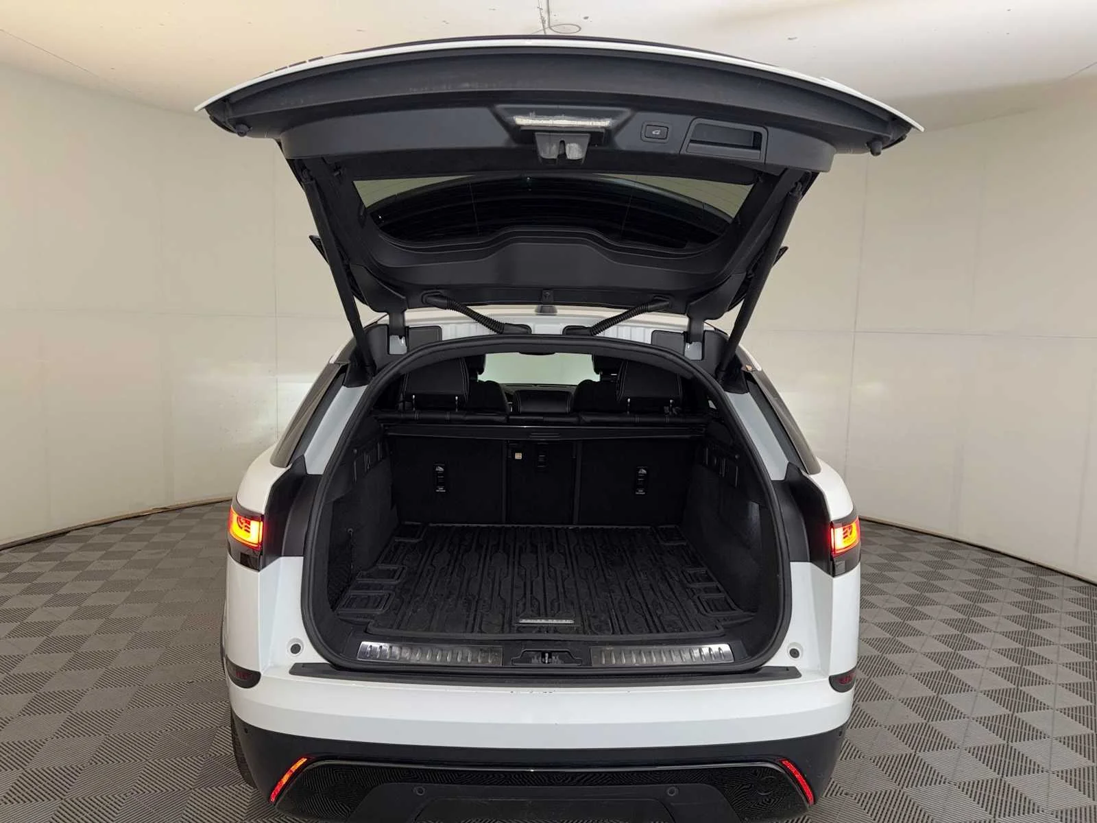 Used 2022  Land Rover S image 22