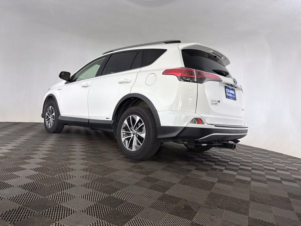 Used 2018 White Toyota LE image 11