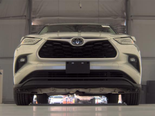 Used 2021 Silver Toyota XLE image 3