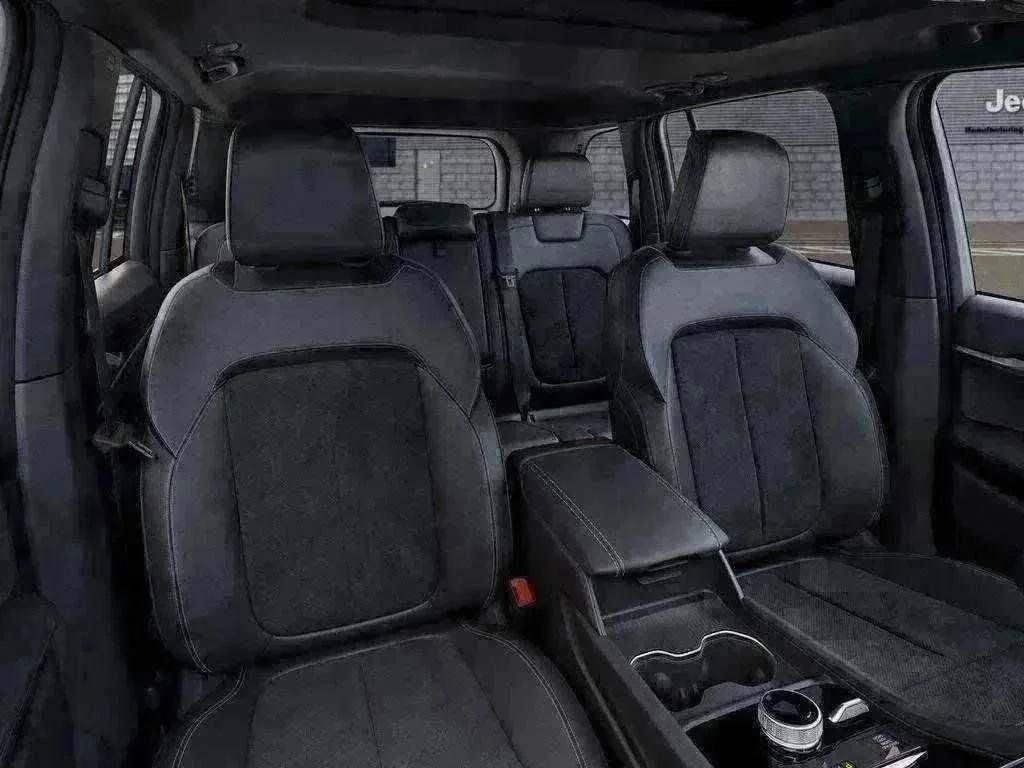 New 2026 Bright White Clear-Coat Exterior Paint Jeep Altitude image 66
