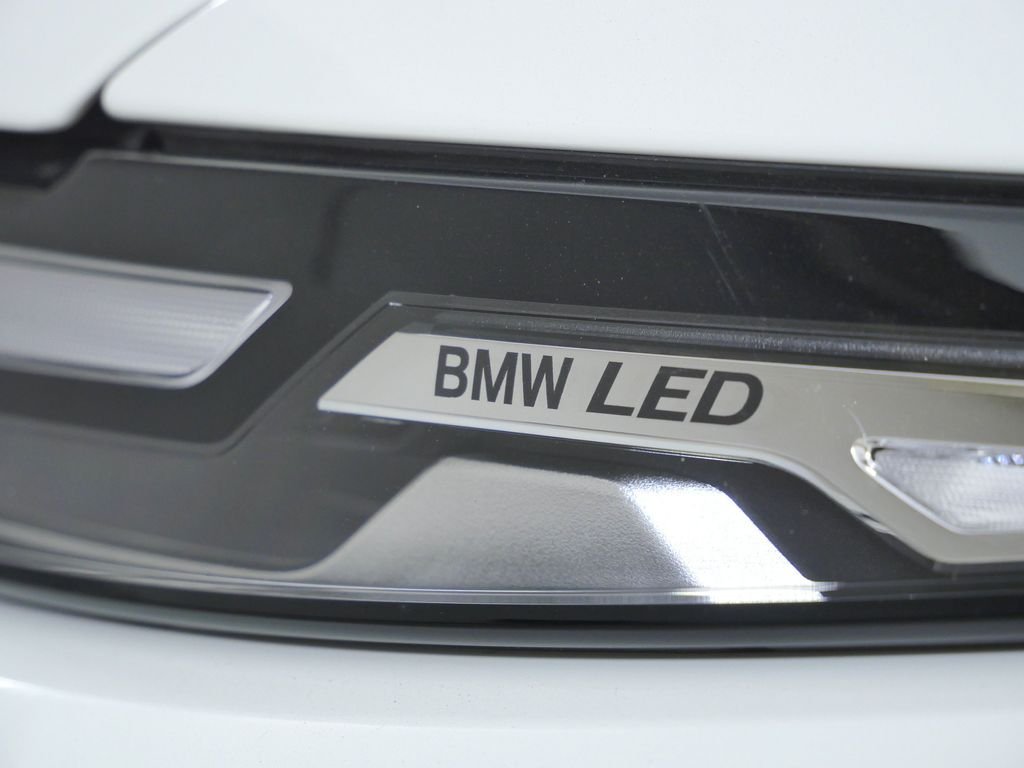 Certified Used 2026 Alpine White BMW xDrive40i image 5