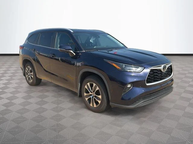 Used 2023  Toyota XLE image 1