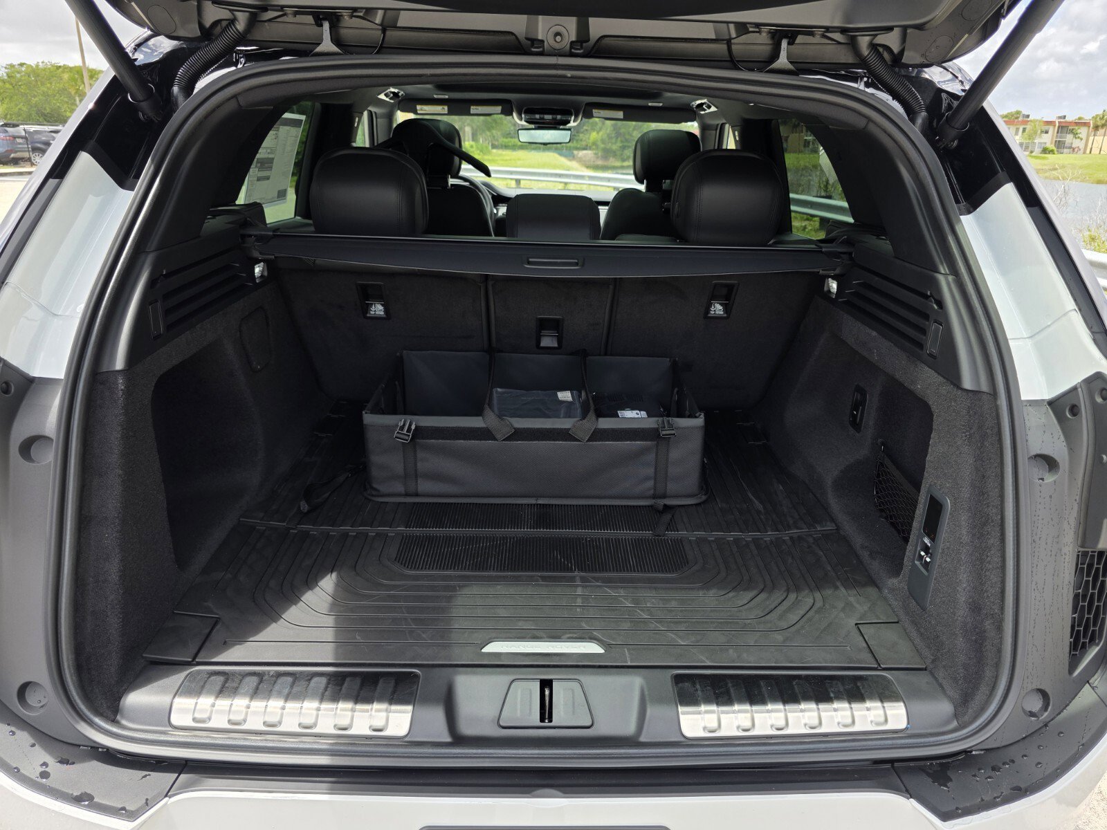 New 2026 Fuji White Land Rover P400 Dynamic SE image 15