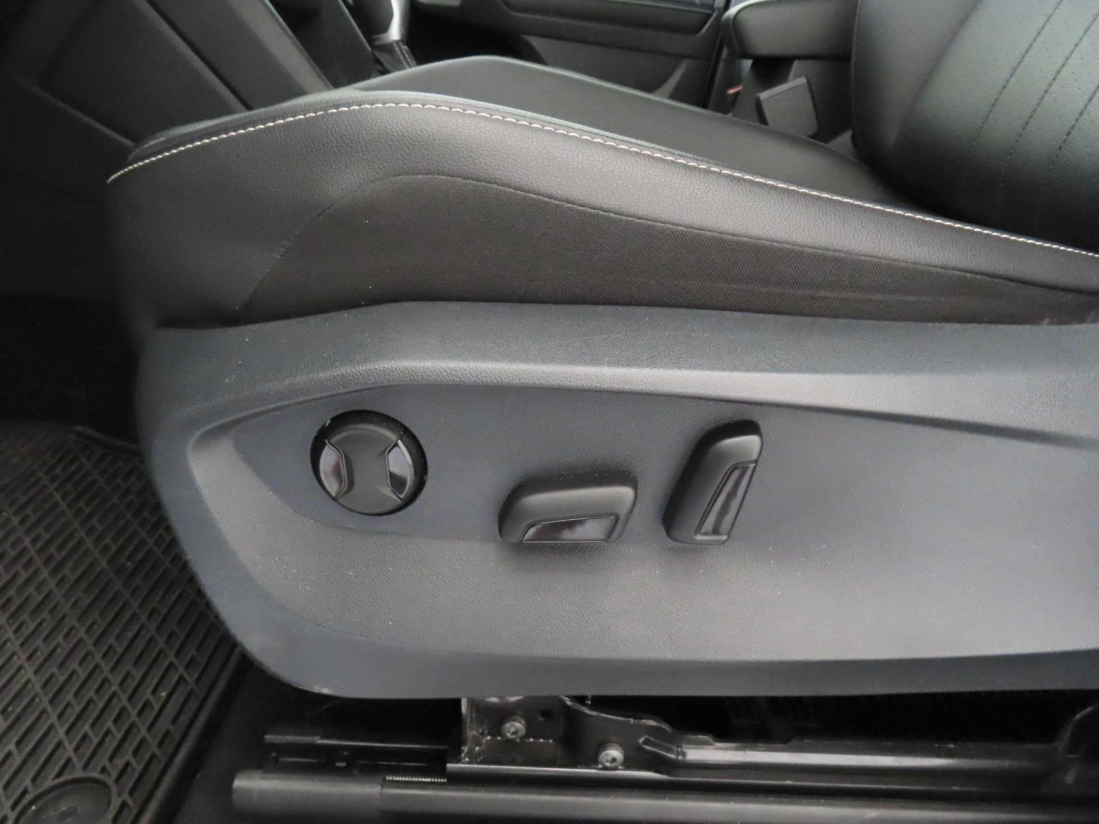 Used 2022 Silver Volkswagen 2.0T SE R-Line Black image 12