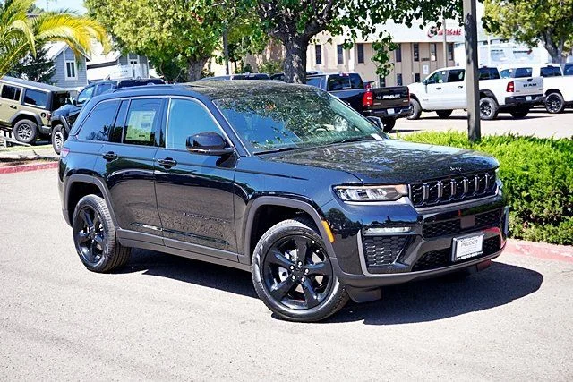 New 2026 Diamond Black Crystal Pearl-Coat Exterior Paint Jeep Limited image 3