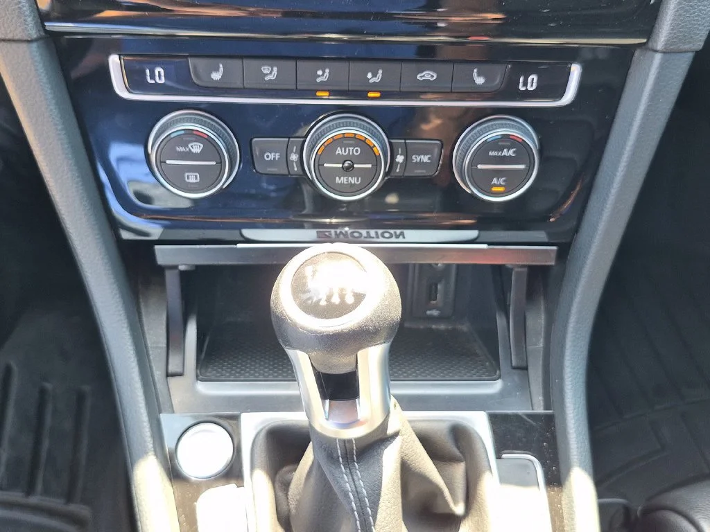 Used 2016 White Volkswagen  image 27
