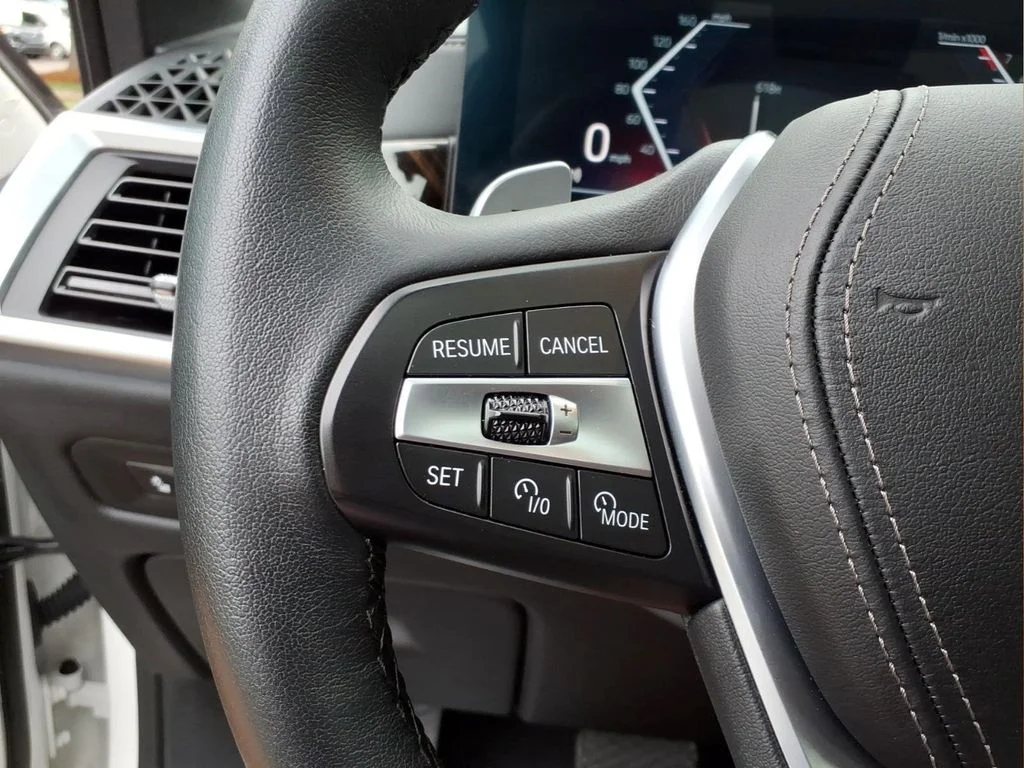 Used 2025 White BMW xDrive40i image 12