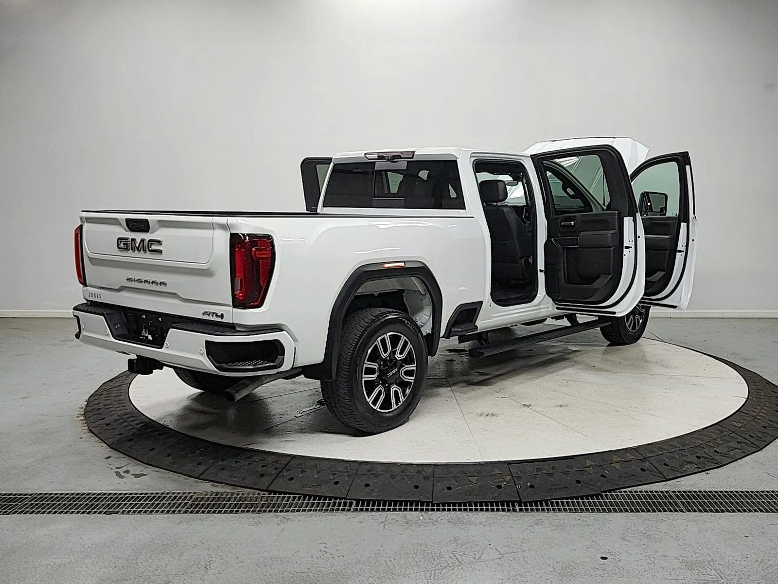 Used 2022 White GMC AT4 image 16