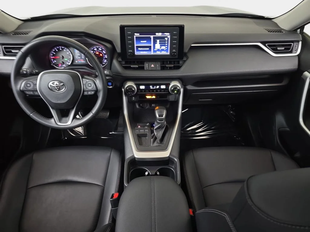 Used 2019 Silver Toyota XLE Premium image 12
