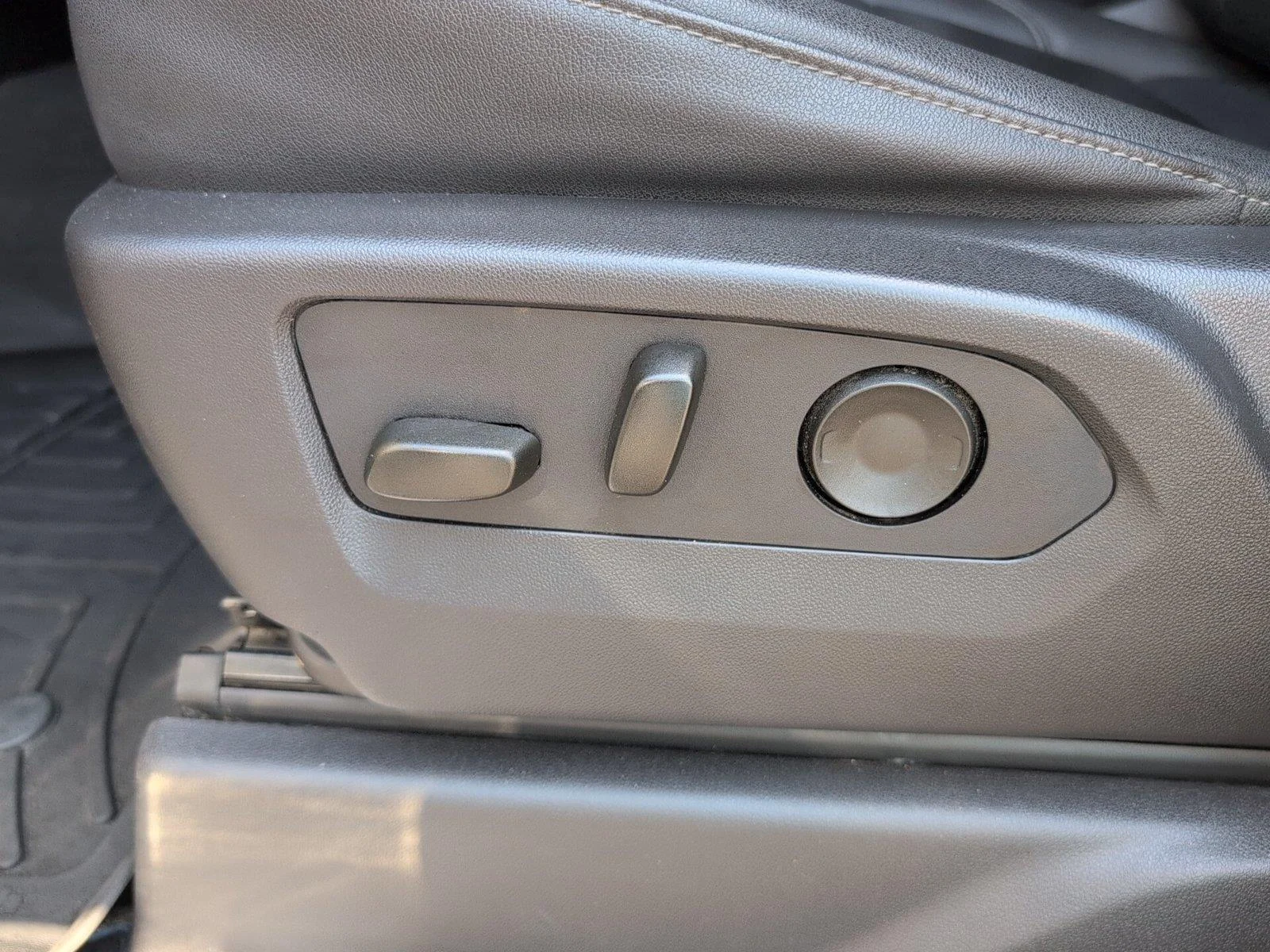 Used 2024 Sterling Metallic GMC SLT image 16