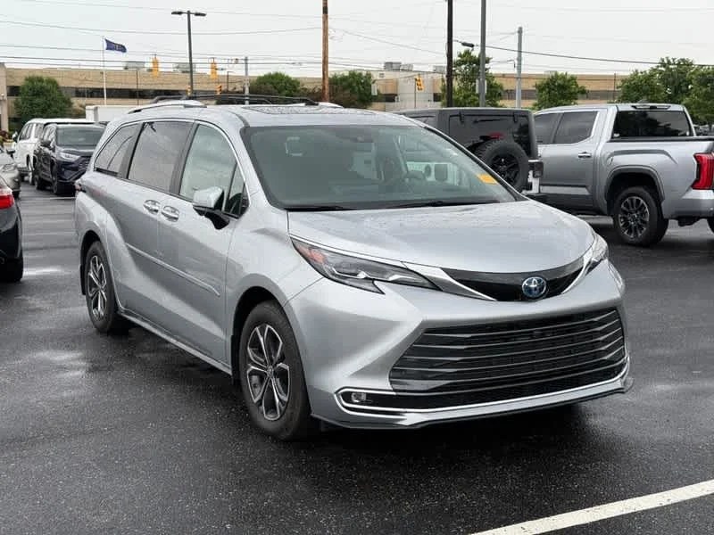 2025 Toyota Sienna Platinum 7-Passenger Hybrid AWD's photo